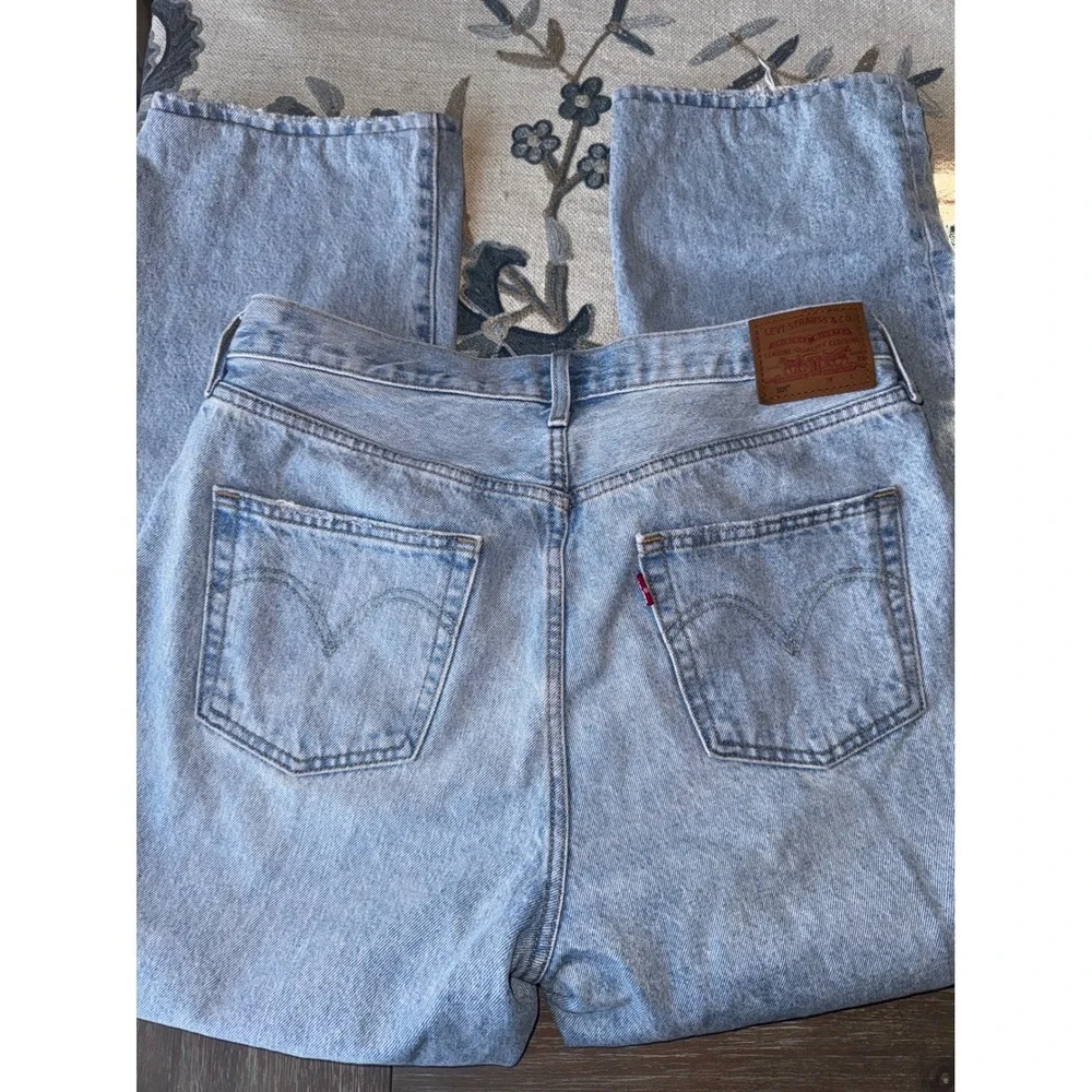 Levi's Premium 501 boyfriend  Fit Light Wash Distressed Denim‎ Jeans Women's - Picture 8 of 10